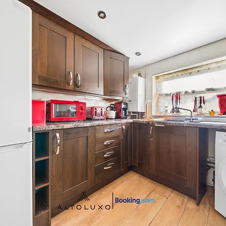 Comfy Bishopsworth For Work & Long With Shared Garden By Altoluxo Apartment
